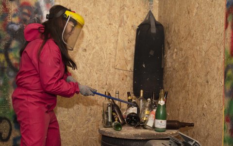 A las salas se ingresa con equipo protector, que incluye un traje, una máscara y guantes para evitar cortes.