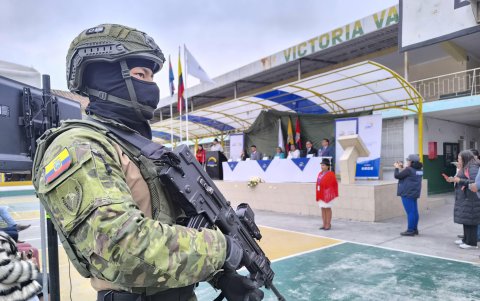 Los efectivos militares realizan labores de seguridad y custodia del material electoral en los centros de votación.