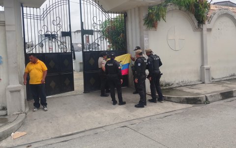 El cabo segundo Abata, a quien sus compañeros le rindieron un homenaje llevaba tres años laborando en Daule y seis años en la institución policial.