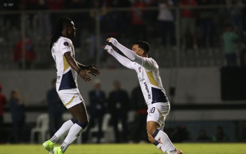 Ricardo Adé (i) y su festejo con Alexander Alvarado tras ganar la Supercopa.