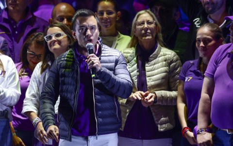 El presidente candidato Daniel Noboa lidera de momento la votación presidencial.