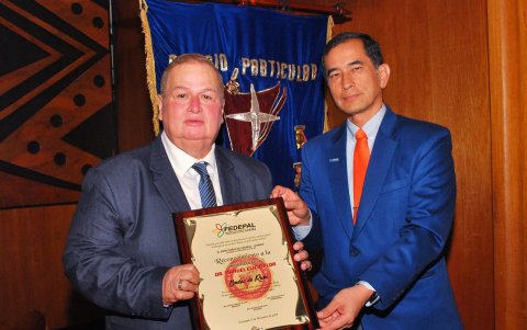 Carlos Alfredo Flor Vásquez recibe el reconocimiento entregado por  Rodolfo Chang , vicepresidente de Fedepal.
