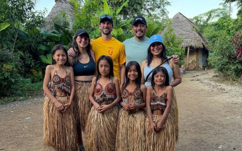 Génesis y 'el gringo' en su visita a una comunidad indígena en la Amazonía.