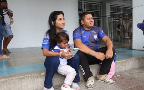 Christopher Moreira junto a su esposa Denisse Cedeño y su pequeña hija Charlote en el Capwell.