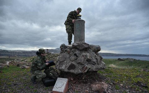 Santorini. Miembros del servicio geográfico militar recogen información técnica en la isla Nea Kameni.