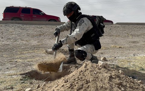 Un miembro de la Guardia Nacional (GN) realiza un operativo de búsqueda de un segundo túnel cerca a Río Bravo este miércoles, en Ciudad Juárez (México).