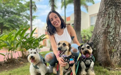 Nidia con buñuelito y los otros perritos de su familia.