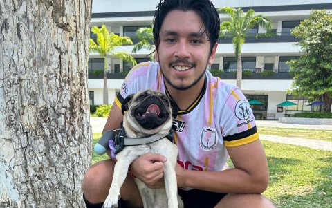 Rocky acompaña a Luberth a sus partidos de fútbol.