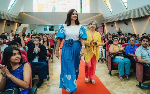 Autoridades de prefectura y la Mesa Nacional de Educación en Valores ingresan a la premiación