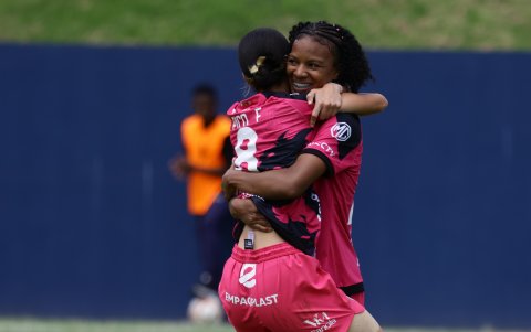 La futbolista esmeraldeña de Dragonas Doménica Arboleda (d) anotó el gol que le dio el título al equipo ante la Universidad de Católica.