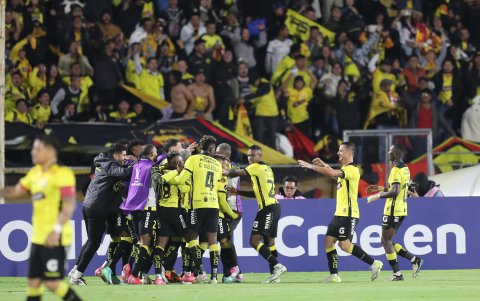 Jugadores de Barcelona SC celebran el único gol en el partido de la segunda ronda de la Copa Libertadores ante El Nacional, en el estadio Olímpico Atahualpa en Quito (Ecuador)
