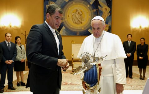 Rafael Correa le regaló al papa Francisco una réplica de la Virgen de Legarda.