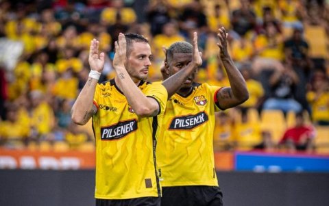 Octavio Rivero y Gabriel Cortez saludan a la hinchada en el estadio Monumental.
