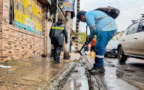 Hasta pasado el mediodía, personal municipal continuaba limpiando las calles de las zonas afectadas por las lluvias en Durán.