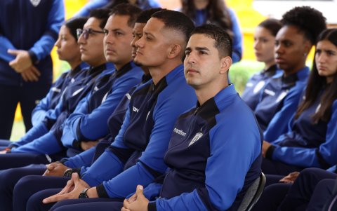 El DT colombiano Gustavo Pineda junto a su cuerpo técnico.