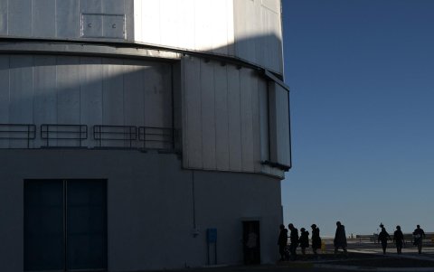 Los técnicos caminan sobre la plataforma del Very Large Telescope (VLT), con sus cuatro telescopios ópticos y cuatro telescopios auxiliares móviles, en el Observatorio Paranal.