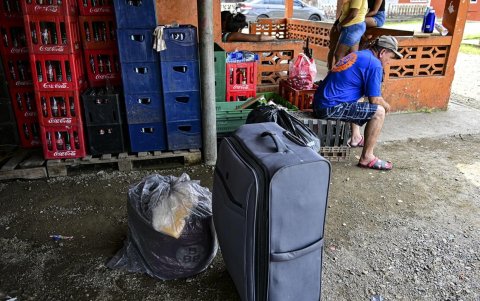 Uno de los migrantes que esperan barcos en Miramar, cerca de Palenque, Panamá, el 27 de febrero de 2025, con destino a Colombia.