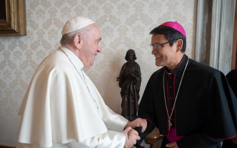 El papa Francisco saluda a monseñor Luis Gerardo Cabrera, nombrado por él cardenal en diciembre de 2024.