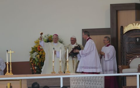 El papa Francisco y monseñor Antonio Arregui concelebraron la misa campal en el parque Samanes, en 2015.