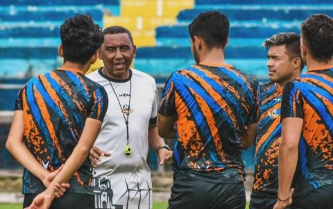 Juan Carlos León (c) salvó a Libertad del descenso en la temporada 2024