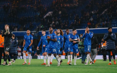 Moisés Caicedo (C) es uno de los líderes de Chelsea. El DT Enzo Maresca le ha dado la capitanía