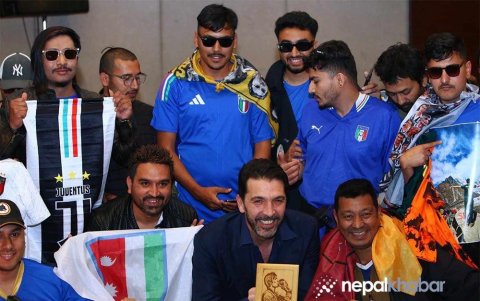 Decenas de hinchas de Buffon lo recibieron en el aeropuerto con camisetas y pancartas.