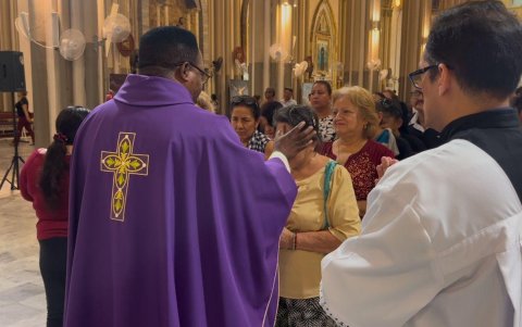 Las fieles hicieron largas filas para recibir su marca en la frente.