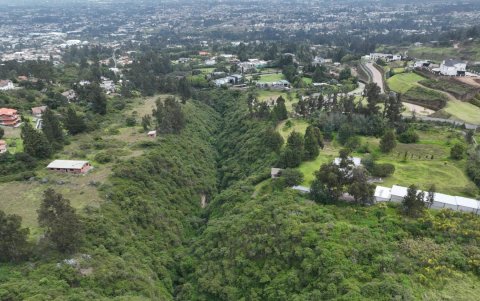 La Secretaría de Ambiente hizo un sobrevuelo con dron por la quebrada para así identificar la problemática de la zona.