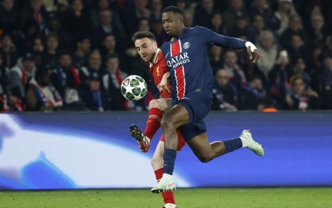 Willian Pacho intenta defender un balón contra un rival del Liverrpol.