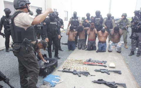 Las autoridades incautaron armas de fuego y municiones durante el operativo en Socio Vivienda.