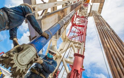 Imagen referencial de una instalación petrolera.