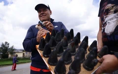 La pala o raqueta originalmente fue elaborada de cuero de animales.