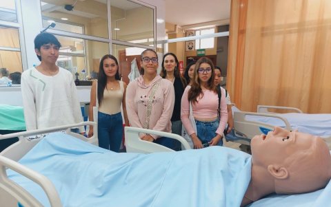 Parte del recorrido es visitar laboratorios y salas especiales.