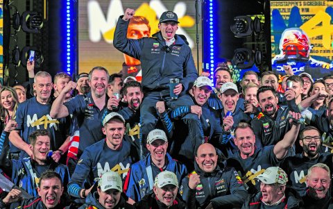 Mad Max, como apodan al piloto, junto al equipo en la celebración del cuarto título mundial a finales de 2024.