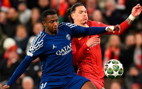 Wllian Pacho (i) en la marca sobre el delantero Darwin Núñez, en el partido de PSG ante Liverpool en Anfield en la Champions League