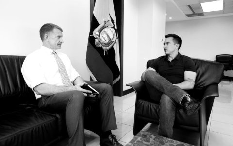 El fundador de Blackwater, Erik Prince, y el presidente Daniel Noboa.