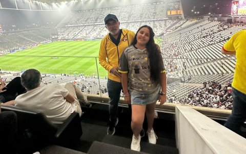 Magú y su hija Lucy en el estadio Neo Química de Corinthians.