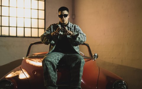 Recientemente al artista lanzó el tema 'Dicen que los gangsters'.