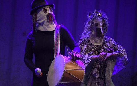 La obra incorpora coreografías, máscaras y música en vivo.