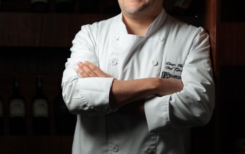 En esta entrevista, el chef Diego Hermosa comparte su trayectoria, filosofía de trabajo y visión sobre el futuro de la gastronomía ecuatoriana.