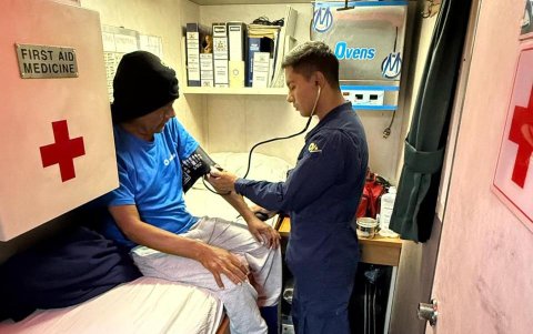 El pescador de 61 años recibe atención médica tras ser rescatado por la Marina de Perú después de sobrevivir más de 90 días a la deriva en el mar.