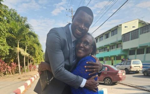 Carlos Tenorio y su madrecita Amaris Medina Merlín