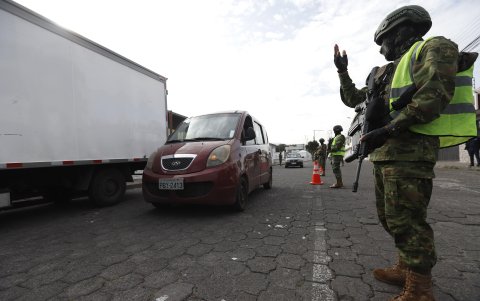 Uniformados del Batallón de Infantería 38 de Ambato se instalaron en el coliseo de Puembo.