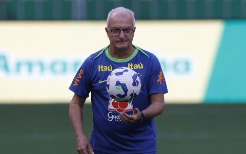 El entrenador de Brasil, Dorival Junior, dirige el entrenamiento de la selección este miércoles 19 de marzo.