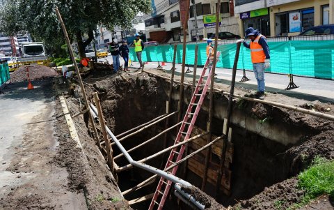 Desde el 18 de marzo se realozan los trabajos para reparar el colector en la avenida De Los Shyris y Gaspar de Villarroel.