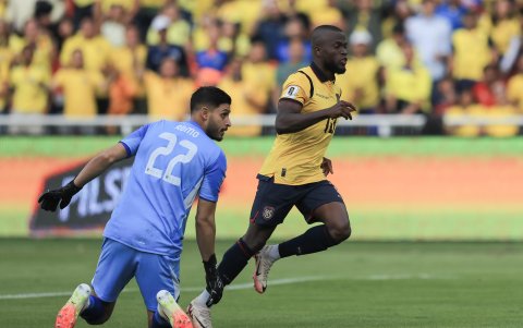 Enner Valencia dejó sin reacción a Rafael Romo (i) en el segundo gol en el duelo entre Ecuador y Venezuela