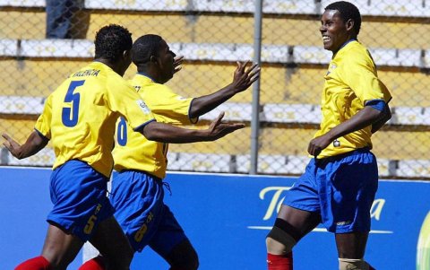 Agustín Delgado (d) es el goleador histórico de Ecuador en eliminatorias sudamericanas con 16 anotaciones.