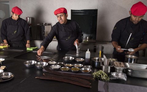 Antes que den las 18:00 comienza la presión propia de las cocinas. En Foresta se mantiene la tradición del horno de leña manabita.