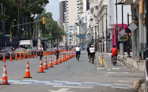 En avenida Malecón se destinaron dos carriles para la Ruta Centro, que replica el modelo de Recreovía, una ciclovía recreativa similar a la que cumple 30 años en Bogotá.