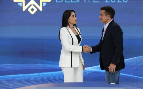 Daniel Noboa y Luisa González, en el saludo inicial del debate presidencial.